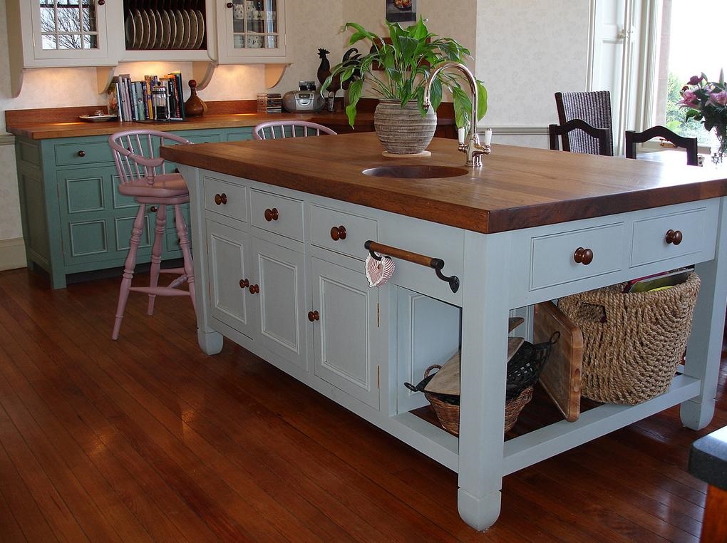 Le meuble en bois brut : comment le rendre unique ?