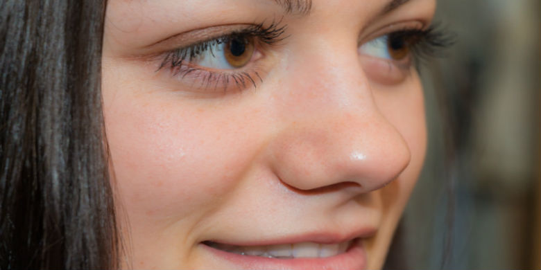 avoir <a class='liens_roses' href='/beaute/visage/fabriquer-demaquillant-doux-fortifiant-pour-cils.html' >cils</a> magnifiques