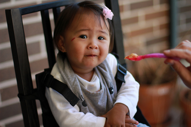 Faire manger un bébé