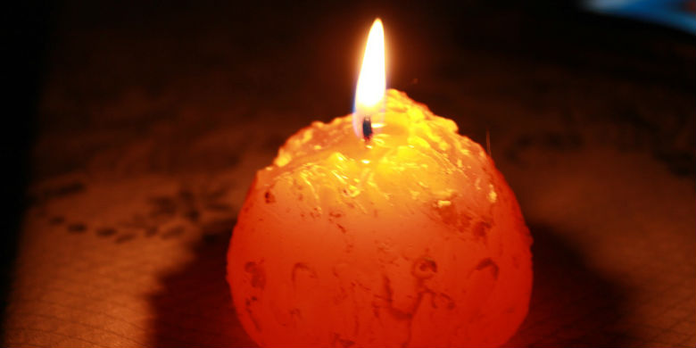 Enlever la <strong>cire de bougie</strong> sur les meubles