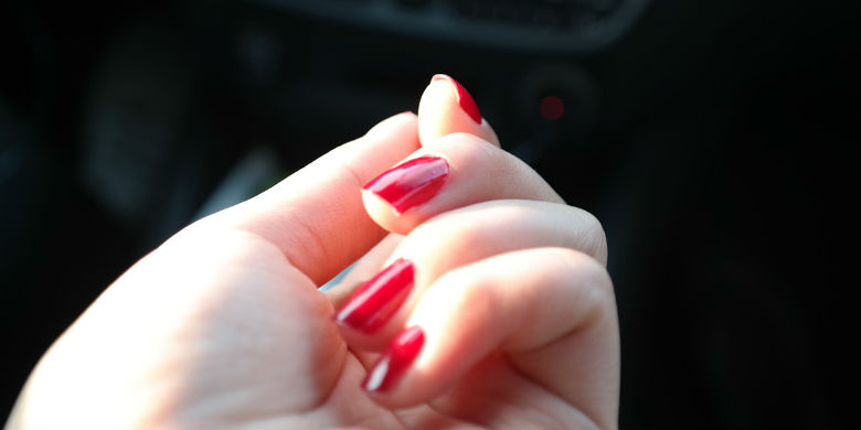 faire sécher <a class='liens_roses' href='/beaute/mains/faire-secher-vernis-plus-rapidement.html' >vernis</a> plus vite