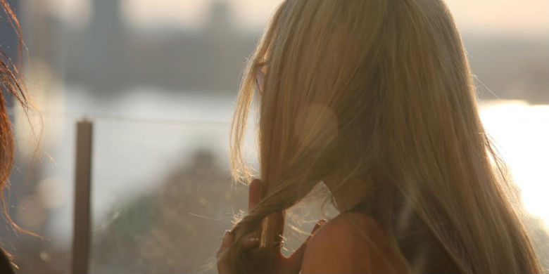 lisser <a class='liens_roses' href='/beaute/cheveux/preparer-soin-pour-cheveux-doux.html' >cheveux</a> naturellement