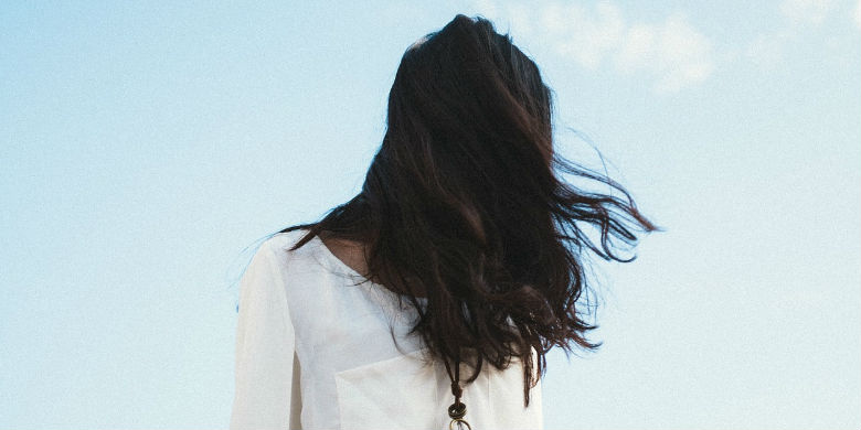 soigner <a class='liens_roses' href='/beaute/cheveux/preparer-soin-pour-cheveux-doux.html' >cheveux</a> secs